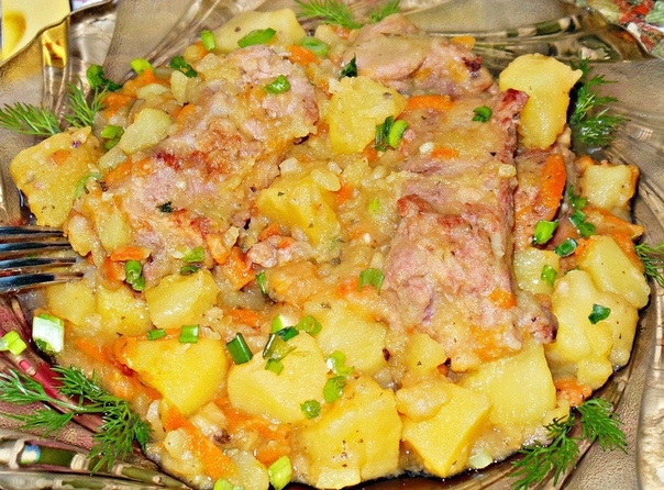 Тушёная картошка с рёбрышками