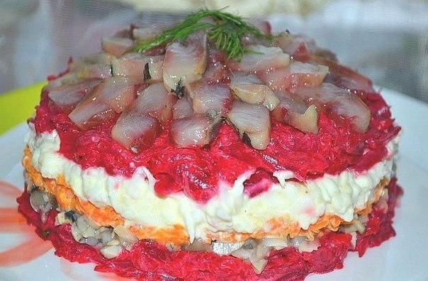 Салат с сельдью даже вкуснее, чем обычная и привычная нам "селедка в шубе". Салат с сельдью даже вкуснее, чем обычная и привычная нам "селедка в шубе".