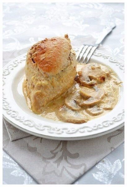Куриные грудки, фаршированные гречкой и шампиньонами, тушеные в сливочно-грибном соусе. Куриные грудки, фаршированные гречкой и шампиньонами, тушеные в сливочно-грибном соусе.