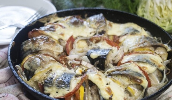 Скумбрия, запеченная с помидорами и лимоном Скумбрия, запеченная с помидорами и лимоном