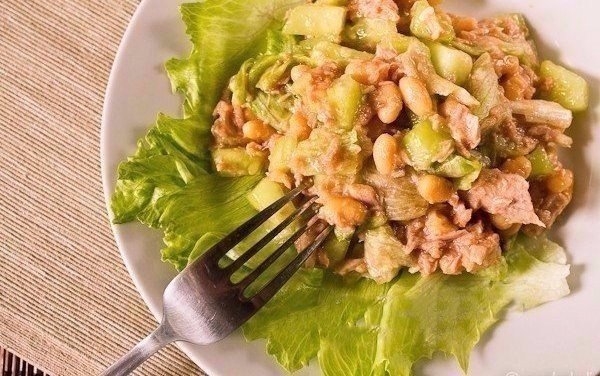 Салат с тунцом и фасолью: ужин для идеальной фигуры!