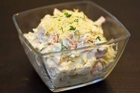 Салат с курицей, ветчиной и сметаной