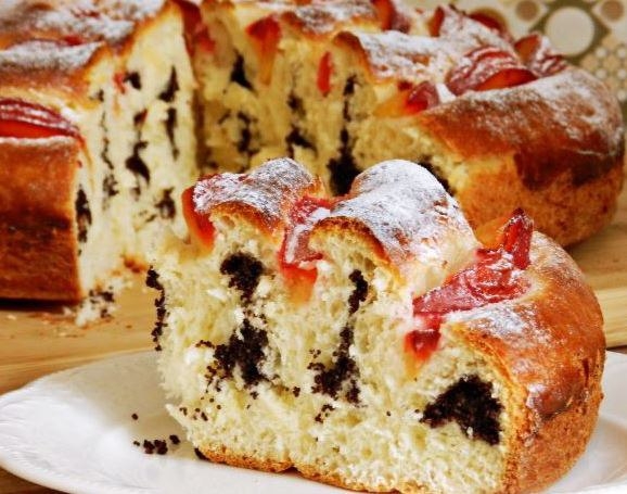 Пирог с маком и сливами