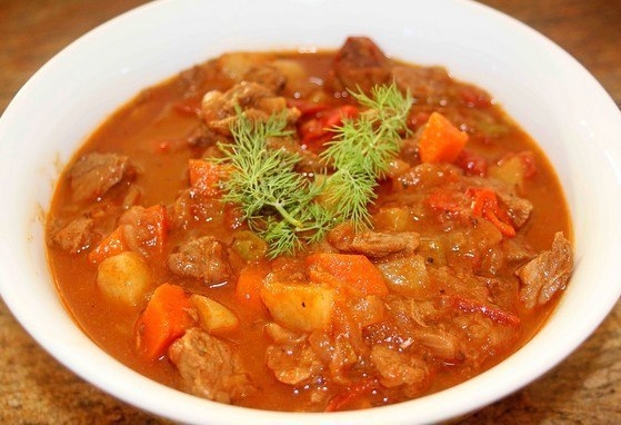 Вкусный гуляш из курицы с густой ароматной подливкой Вкусный гуляш из курицы с густой ароматной подливкой