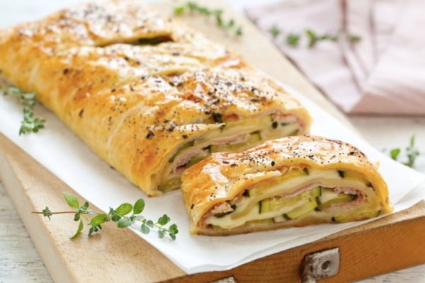 Слоеный пирог с кабачками ветчиной и сыром Слоеный пирог с кабачками ветчиной и сыром