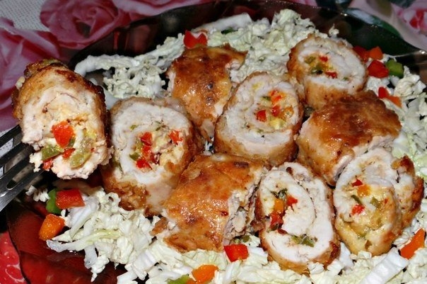 Рулетики из куриной грудки с болгарским перцем и сыром Рулетики из куриной грудки с болгарским перцем и сыром