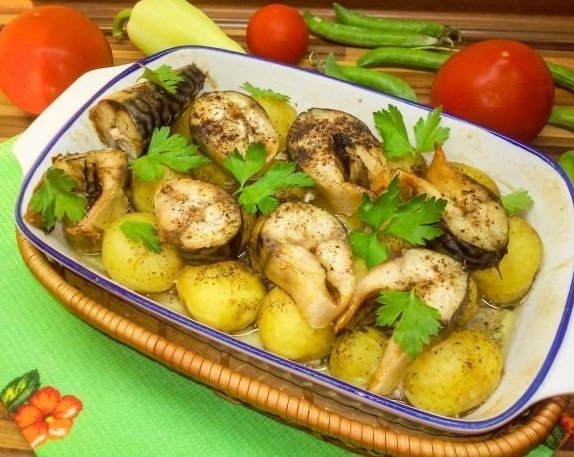 Молодая картошечка, запеченная со скумбрией Молодая картошечка, запеченная со скумбрией