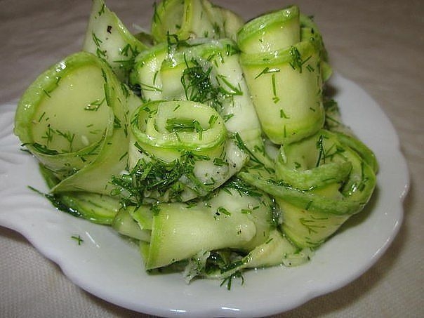 ВОЛШЕБНЫЕ БЫСТРЫЕ МАРИНОВАННЫЕ КАБАЧКИ С МЕДОМ И ЧЕСНОКОМ - ПРОСТО, БЫСТРО И ОООООЧЕНЬ ВКУСНО!