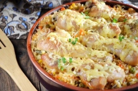Куриные ножки, запеченные с рисом и овощами Куриные ножки, запеченные с рисом и овощами