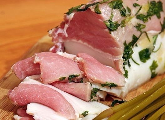 Предлагаю Вам приготовить самое вкусное сало. Советую взять на заметку этот простой и доступный реце