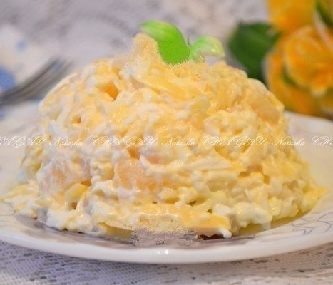 САЛАТ С АНАНАСАМИ, СЫРОМ И ЧЕСНОКОМ