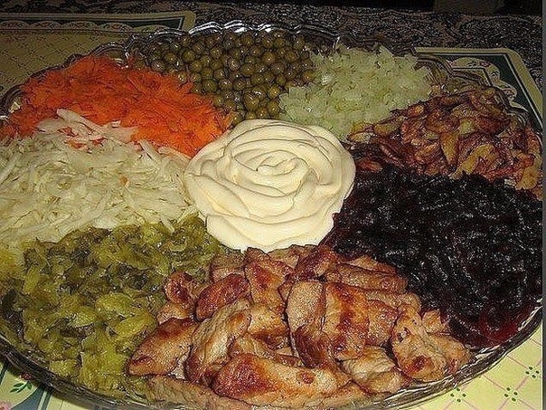 "Осиное гнездо" - очень вкусный салат! Рецепт под фото. "Осиное гнездо" - очень вкусный салат! Рецепт под фото.