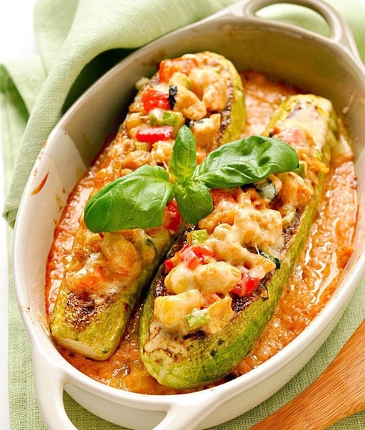Кабачки фаршированные курицей и овощами Кабачки фаршированные курицей и овощами