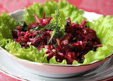 Свекольный салат с яблоками.