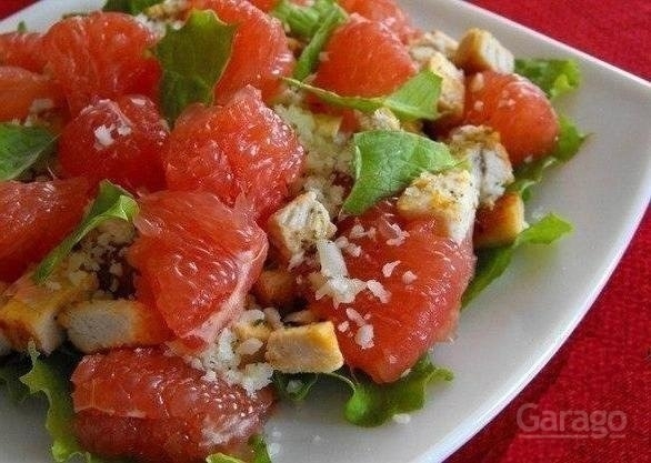 Салат из курицы с грейпфрутом, сельдереем и орехами: на ужин!