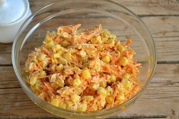 Салат с корейской морковкой и копченой курицей. Салат с корейской морковкой и копченой курицей.