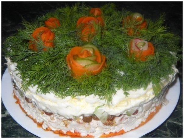СЛОЁНЫЙ САЛАТ С КУРИЦЕЙ, ИЗЮМОМ И ГРЕЦКИМИ ОРЕХАМИ
