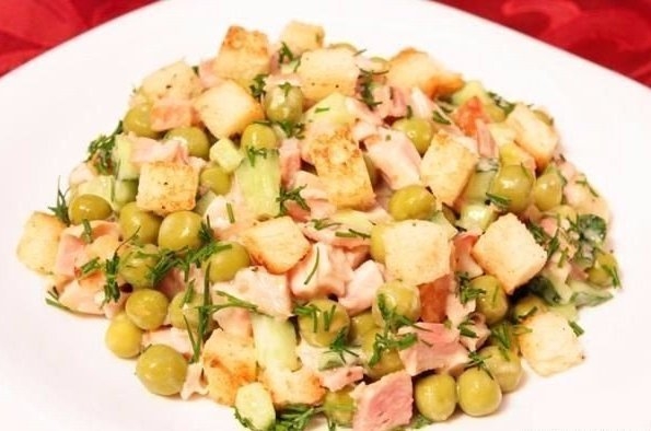 Салат с сухариками, горошком и копченым окорочком