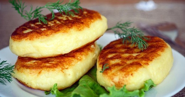 Картофельные пирожки с капустой на сковороде