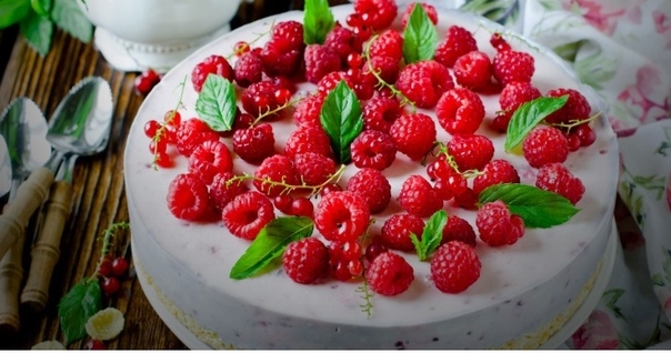 Муссовый торт с малиной, белым шоколадом и кукурузными хлопьями
