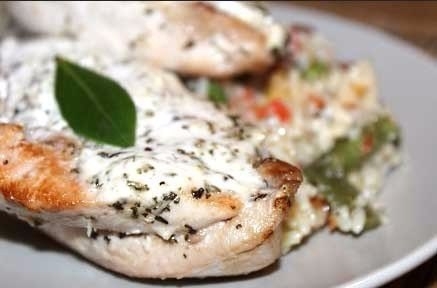 Запеченная куриная грудка с йогуртом и чесноком: прекрасный белковый ужин!