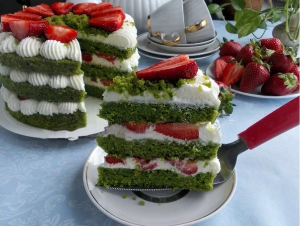 Изумрудный торт с клубникой Изумрудный торт с клубникой