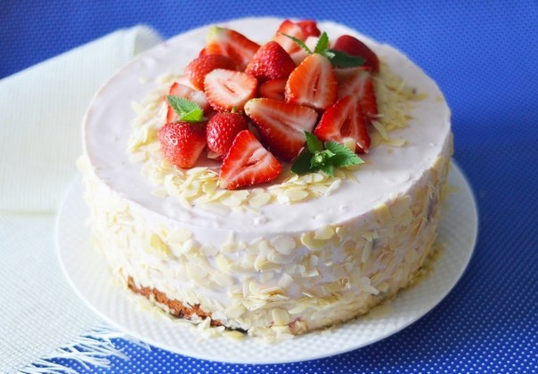 ВАНИЛЬНЫЙ БИСКВИТ С ЙОГУРТОВО-СЛИВОЧНЫМ МУССОМ И КЛУБНИКОЙ
