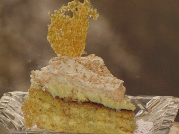 ТОРТ С БЕЗЕ И КУНЖУТНОЙ КАРАМЕЛЬЮ
