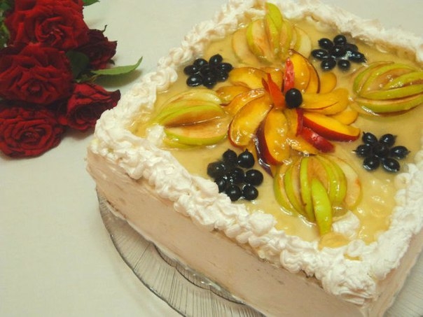 ТОРТ С ФУНДУКОМ, НЕКТАРИНАМИ И СЛИВОЧНЫМ КРЕМОМ