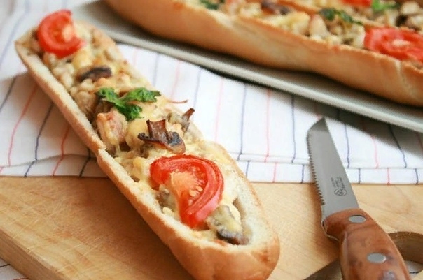 Запеченный батон с мясом и грибами Запеченный батон с мясом и грибами