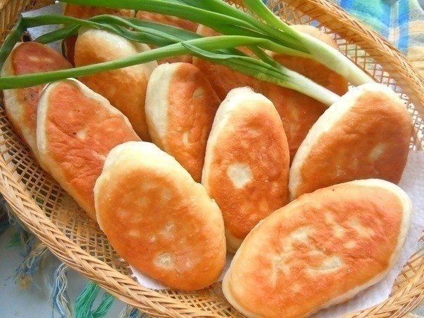 Жареные пирожки с курицей и грибами