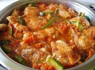 Ароматная курица с кабачками в соусе. Ароматная курица с кабачками в соусе.