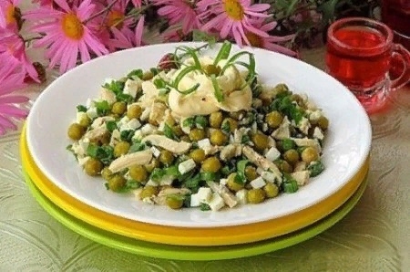Салат из консервированных кальмаров