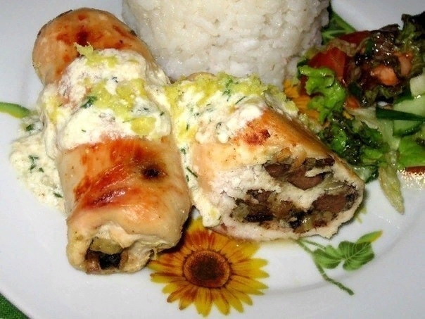 Куриные рулеты с черносливом и печенью Куриные рулеты с черносливом и печенью