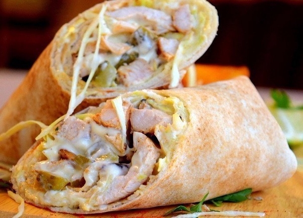 Шаурма с курицей и солеными огурцами Шаурма с курицей и солеными огурцами