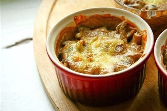 КУРОЧКА С КАПУСТОЙ И КАРТОФЕЛЕМ В ГОРШОЧКАХ.