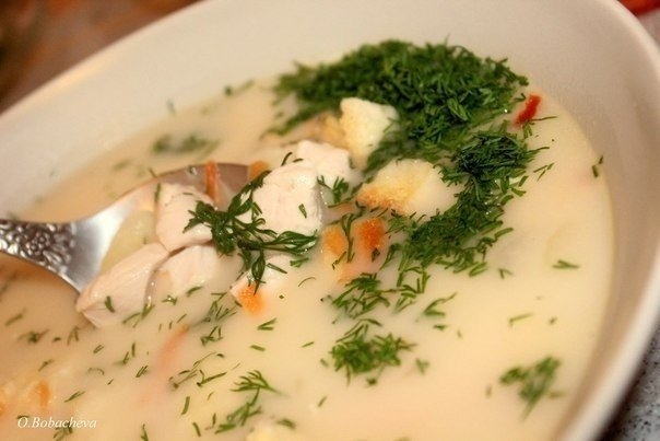 Сырный суп с куриным филе и чесночными гренками