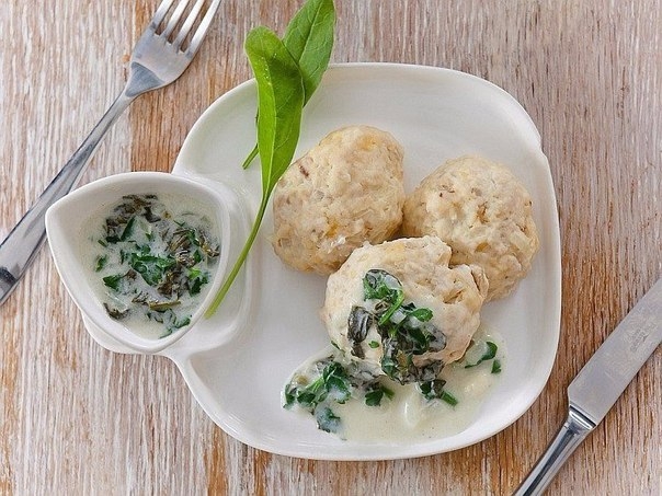 Тефтели из куриной грудки с лёгким соусом .