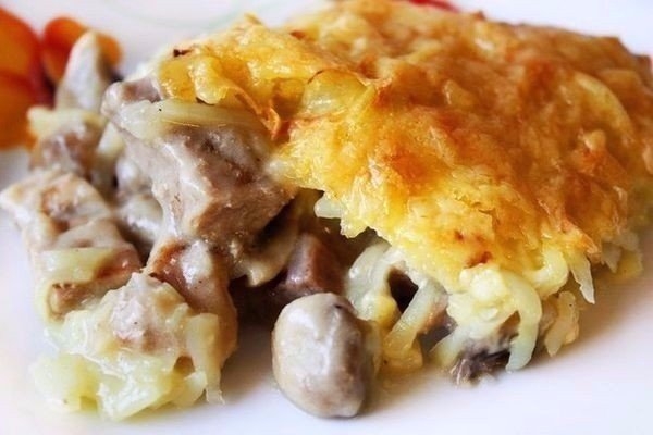 Курица с грибами, запечённая под картофельной шубой.