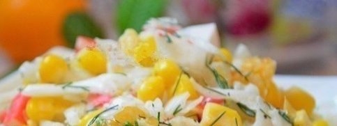 Салат с крабовыми палочками и апельсином.