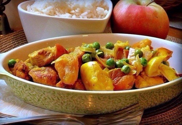 Нежное куриное филе, запеченное с яблоками