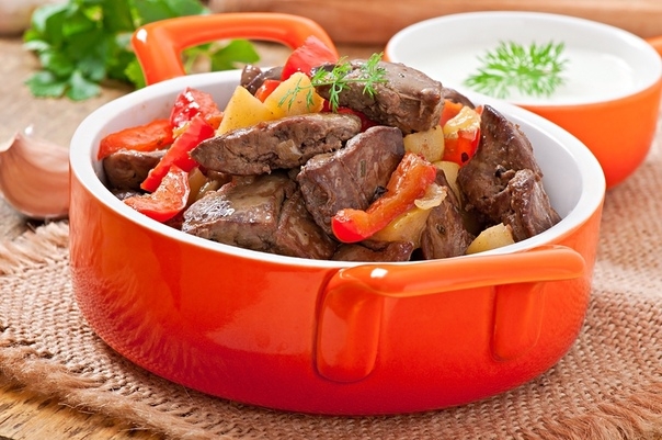 Куриная печень с болгарским перцем и яблоками Куриная печень с болгарским перцем и яблоками