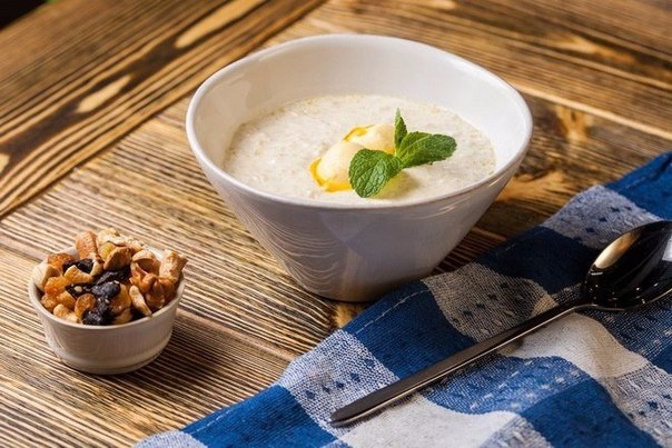 Молочная каша с сухофруктами и орешками.