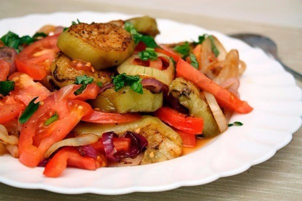 Простой и вкусный салат из баклажанов.
