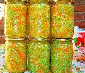 Кабачки по-корейски очень вкусная заготовка на зиму. Особый вкус морковки придает глютамат натрия бе Кабачки по-корейски очень вкусная заготовка на зиму. Особый вкус морковки придает глютамат натрия бе