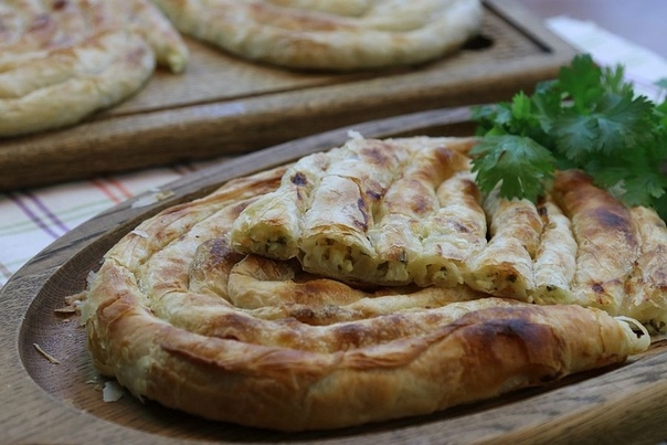 Бёрек с сыром (слоёный пирог) Бёрек с сыром (слоёный пирог)
