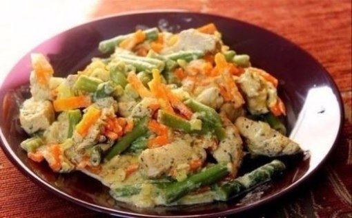 Куриное филе со стручковой фасолью и овощами