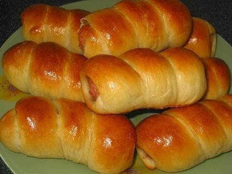 Сосиски в тесте с зеленью и сыром. Сосиски в тесте с зеленью и сыром.