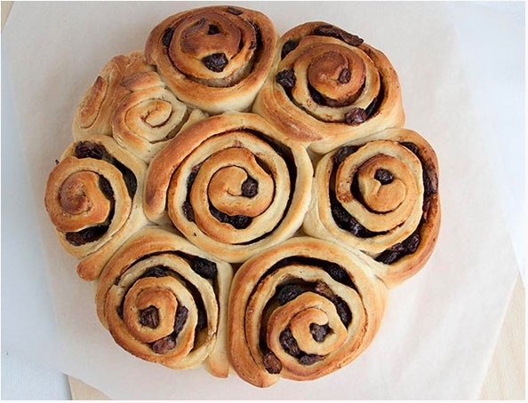 Булочки-завитушки с корицей и изюмом Булочки-завитушки с корицей и изюмом