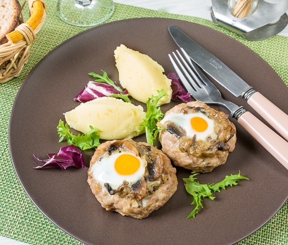 Мясные гнезда с грибами и перепелиными яйцами Мясные гнезда с грибами и перепелиными яйцами
